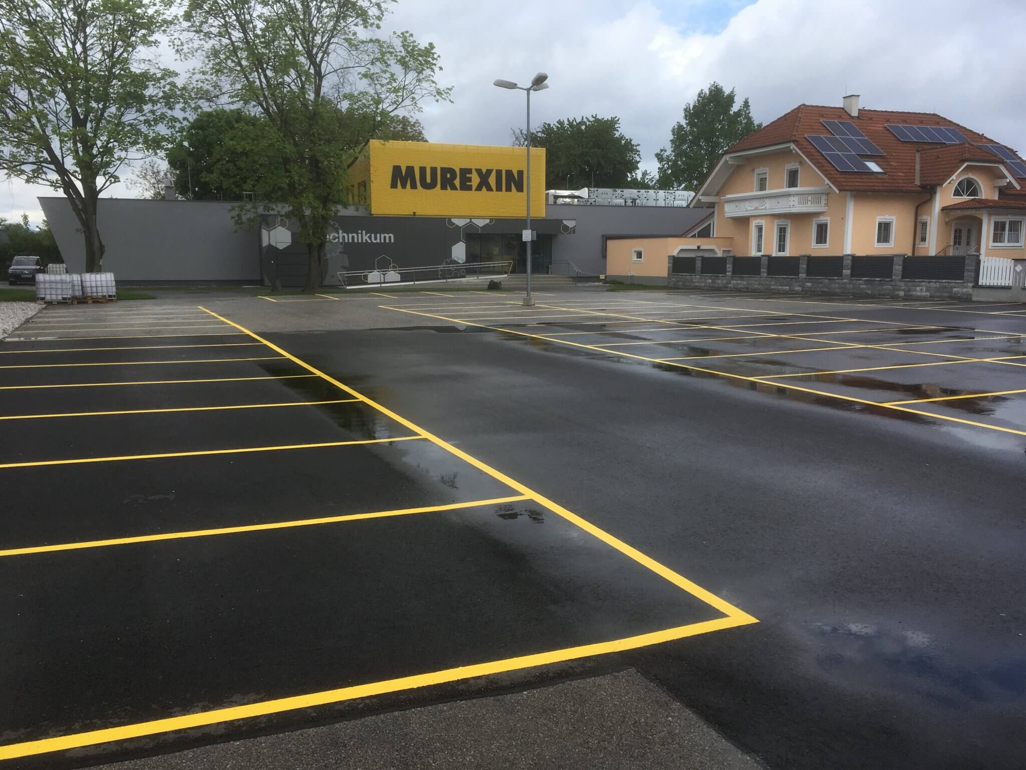 Neue Markierungen am MUREXIN Parkplatz